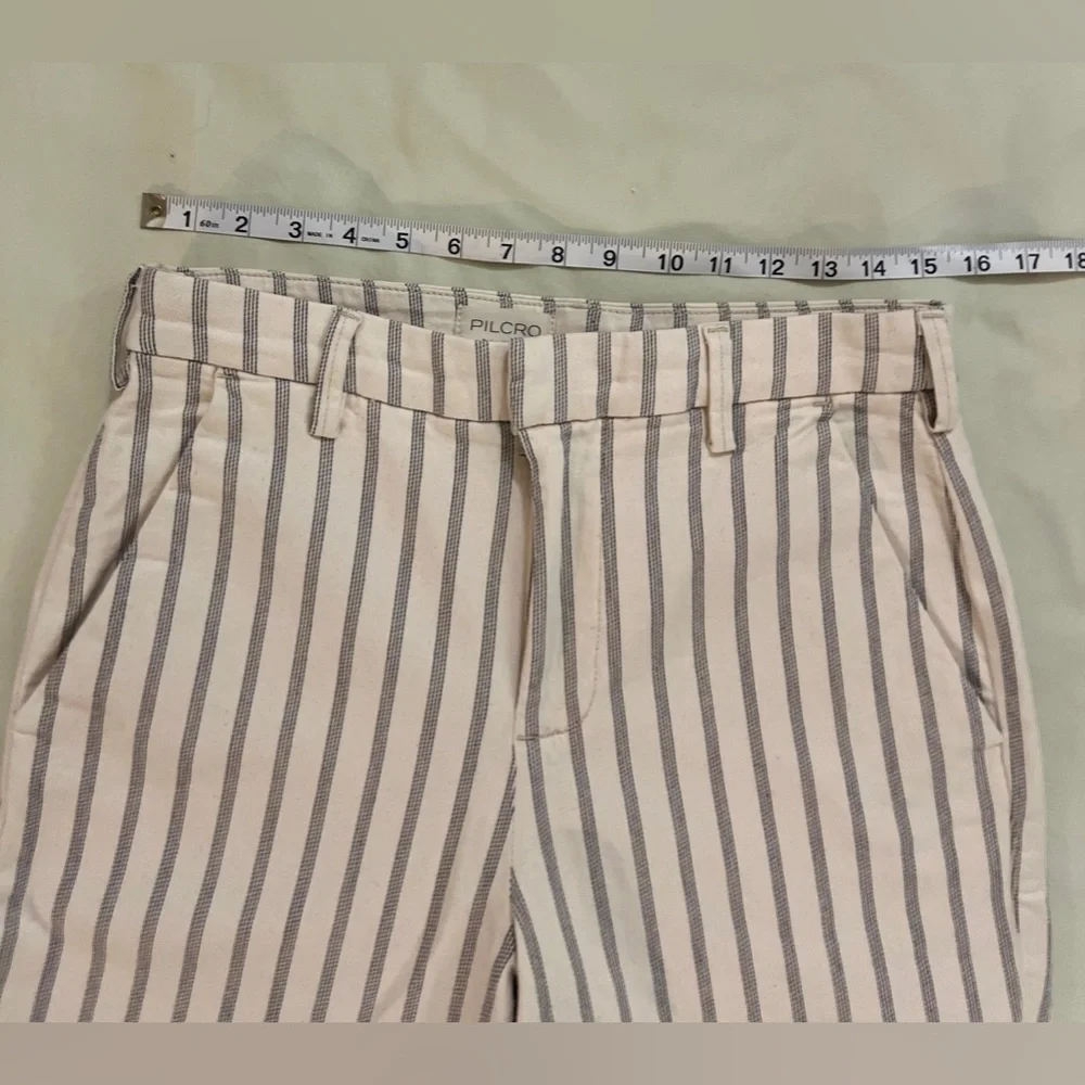 Anthropologie x Pilcro
Size 30 Cream color shorts EUC - Picture 10 of 16